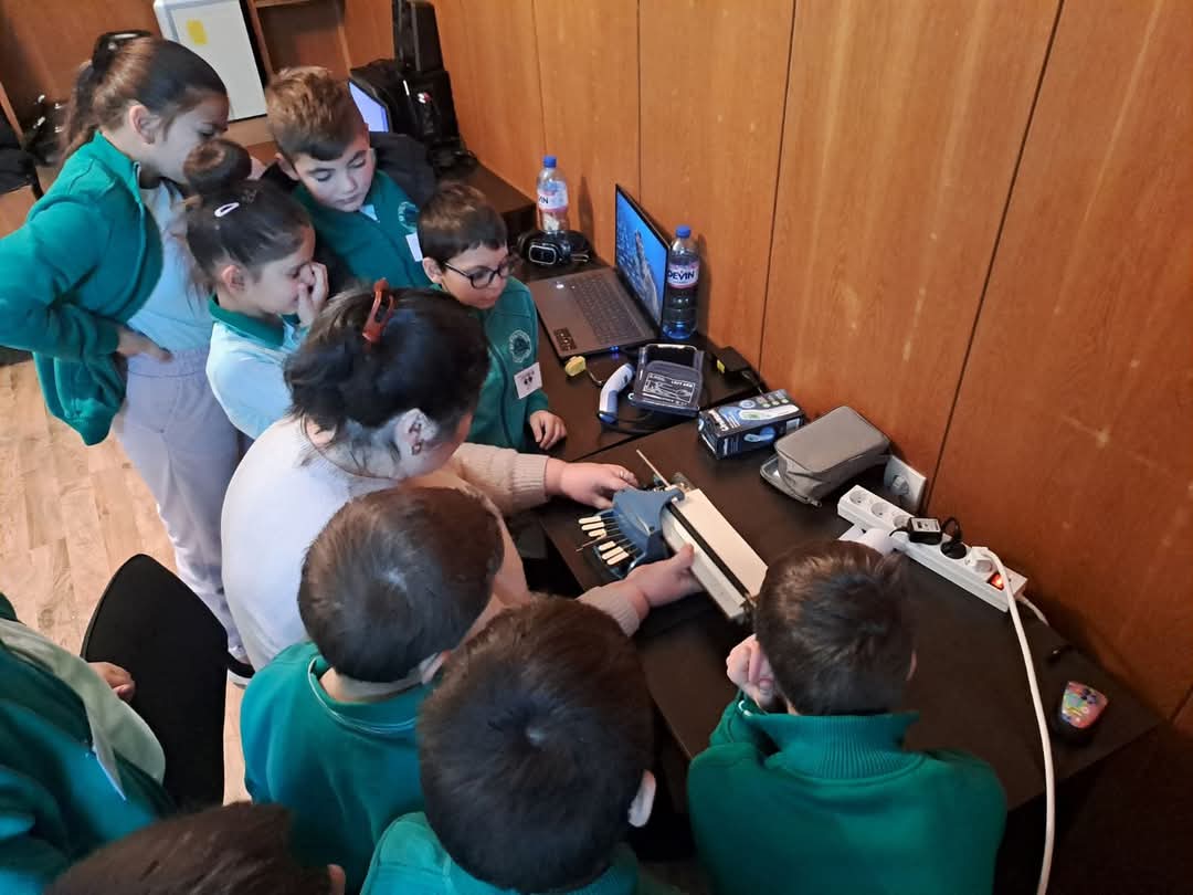 Children getting to know braille technology